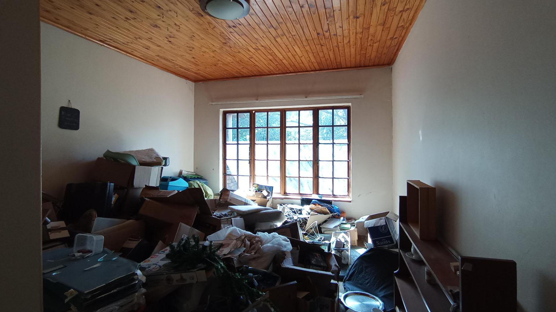 Bed Room 1 - 18 square meters of property in Moreletapark