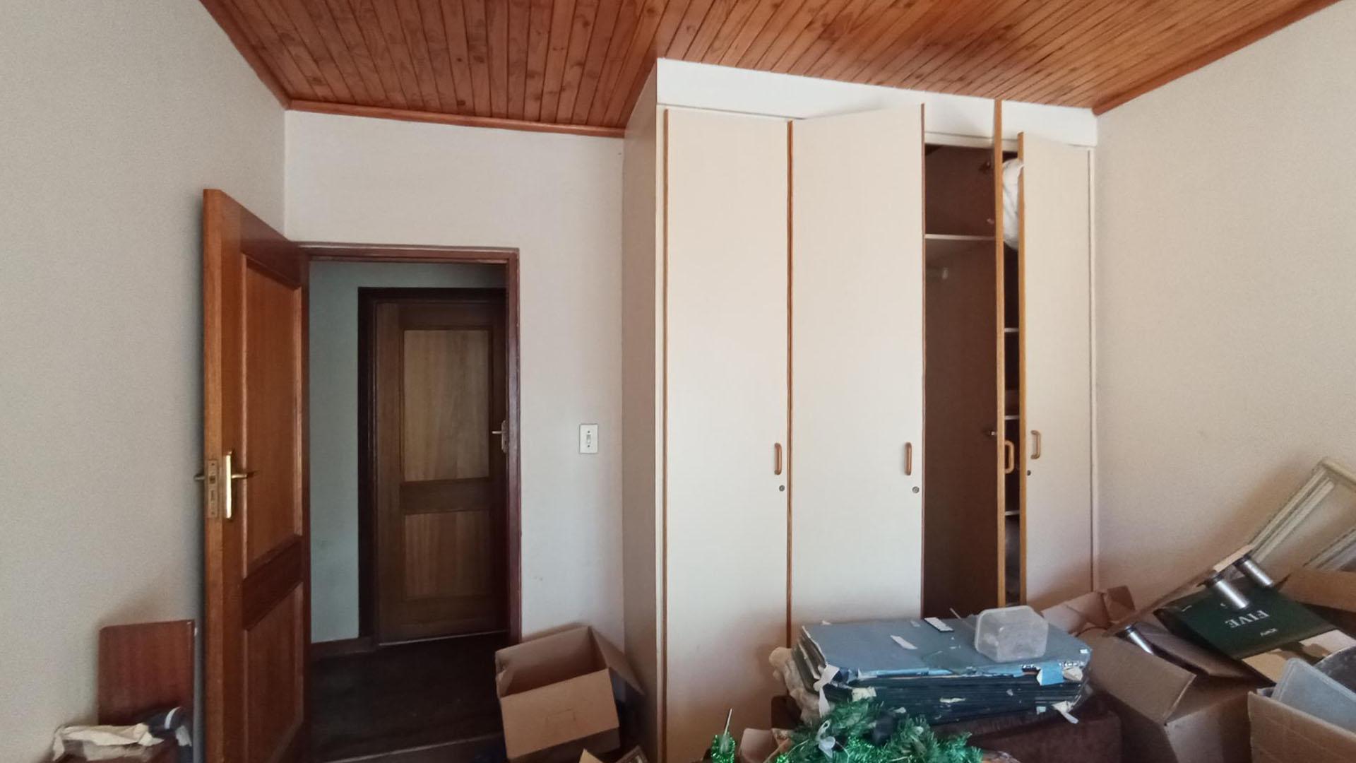 Bed Room 1 - 18 square meters of property in Moreletapark