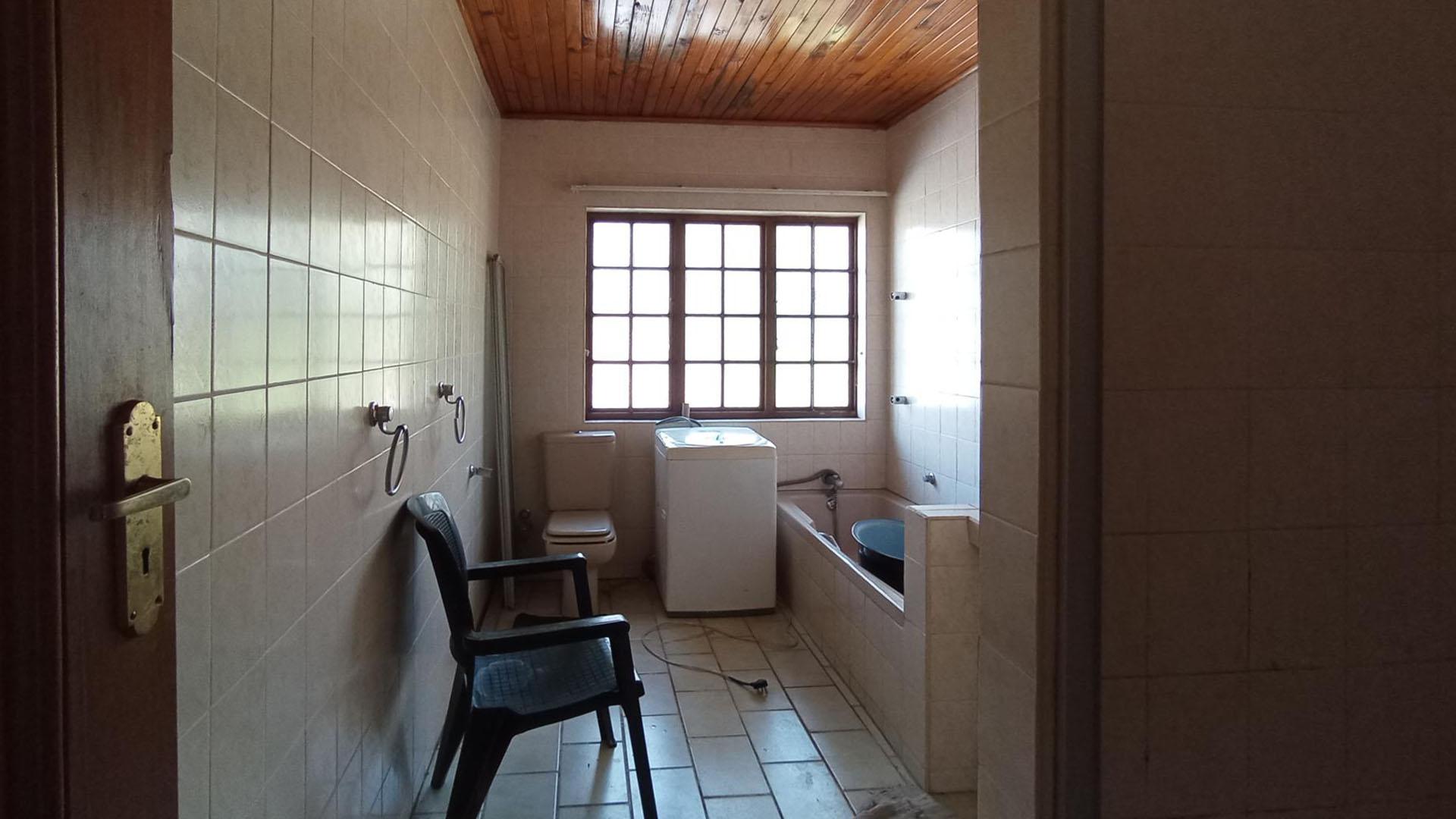 Bathroom 1 - 11 square meters of property in Moreletapark