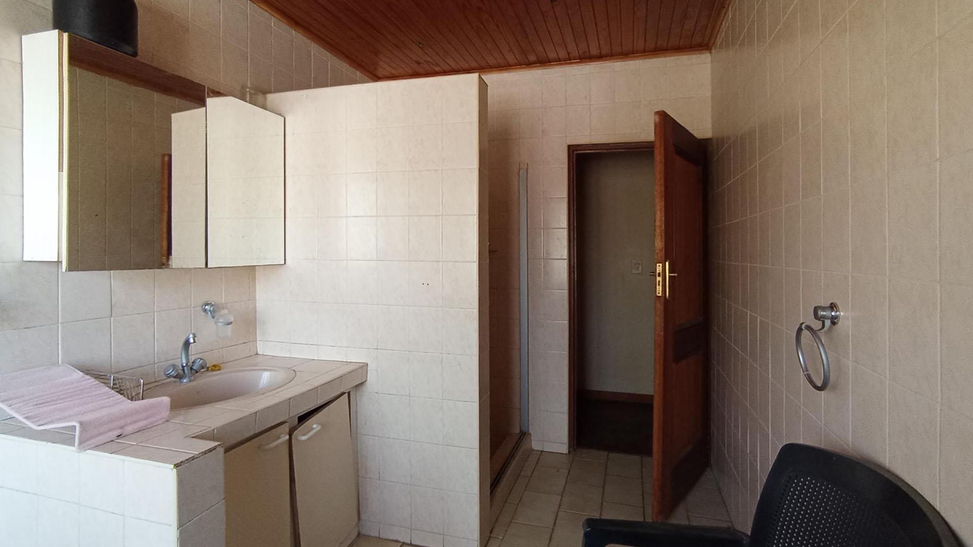 Bathroom 1 - 11 square meters of property in Moreletapark