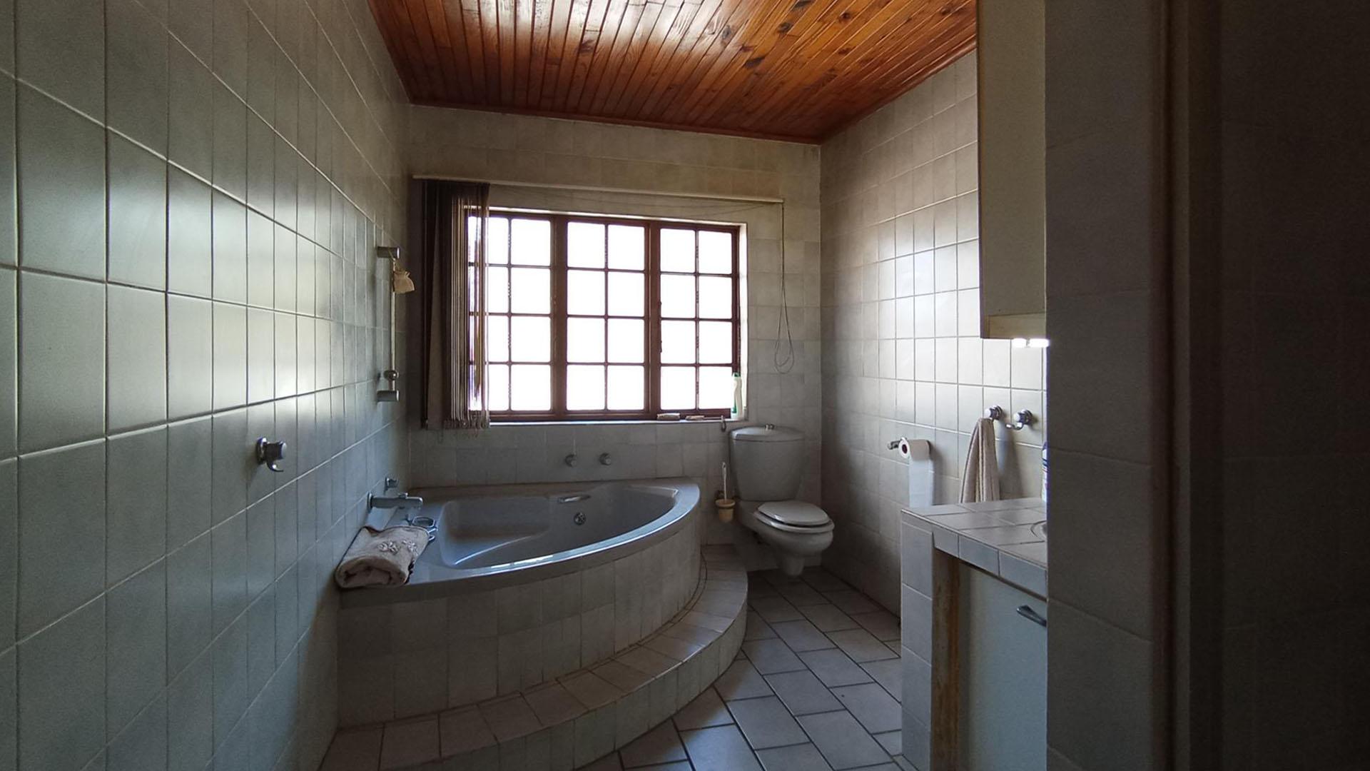 Main Bathroom - 12 square meters of property in Moreletapark