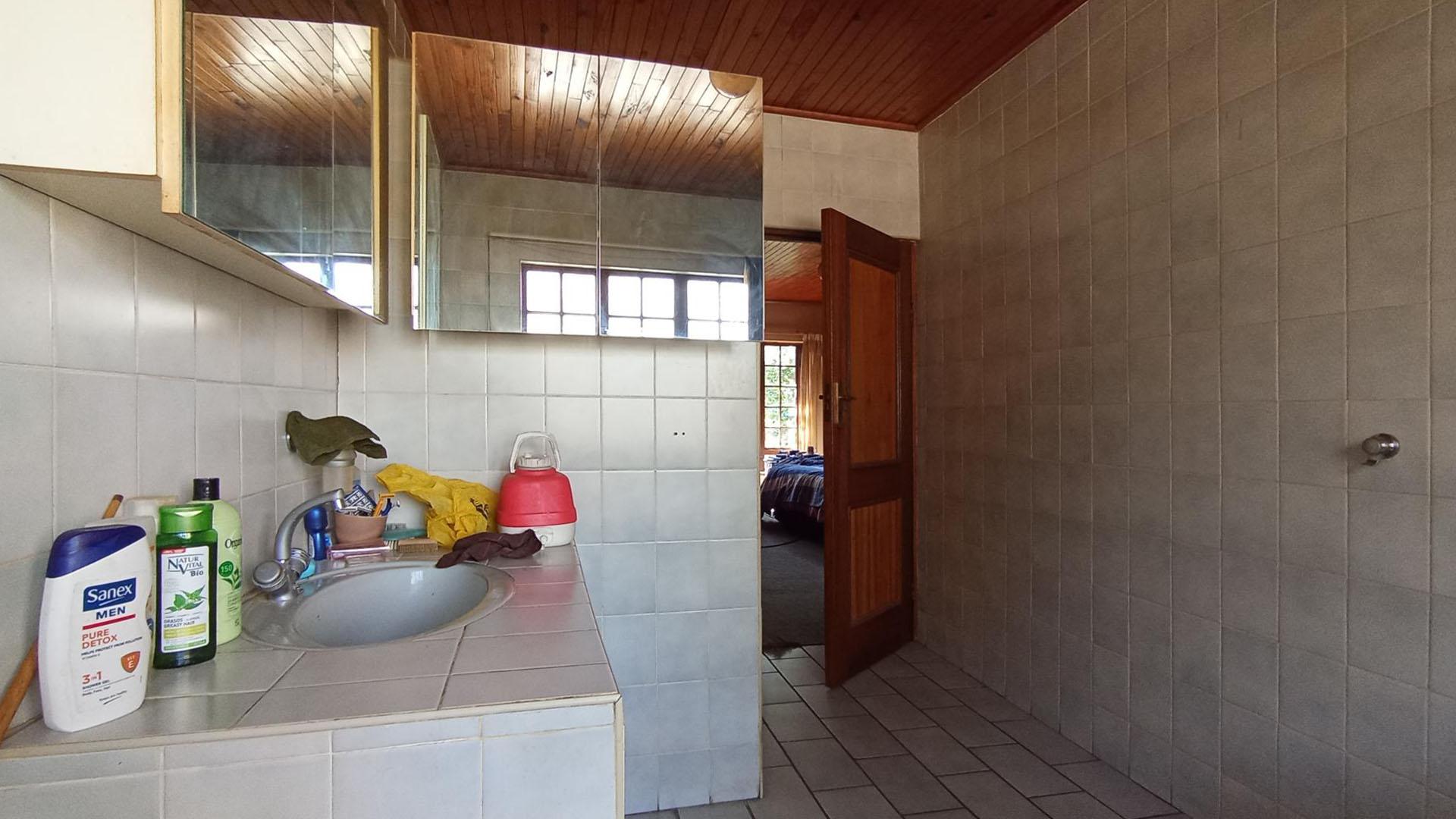 Main Bathroom - 12 square meters of property in Moreletapark