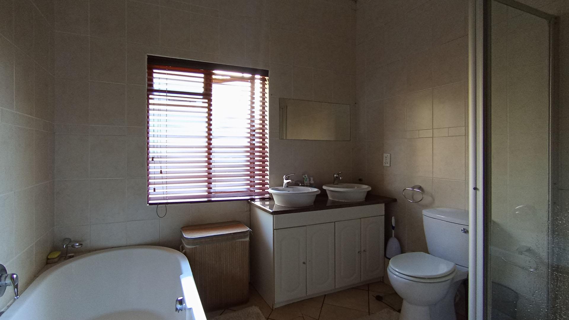 Main Bathroom - 9 square meters of property in Amberfield