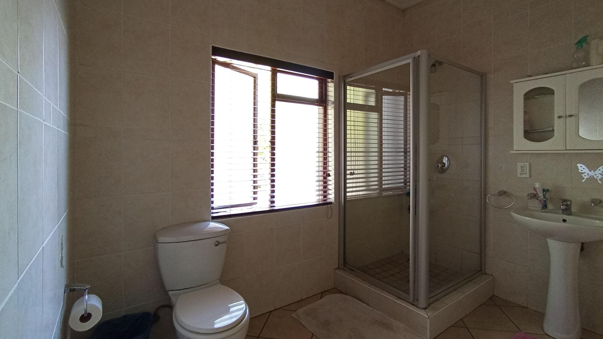 Bathroom 1 - 9 square meters of property in Amberfield