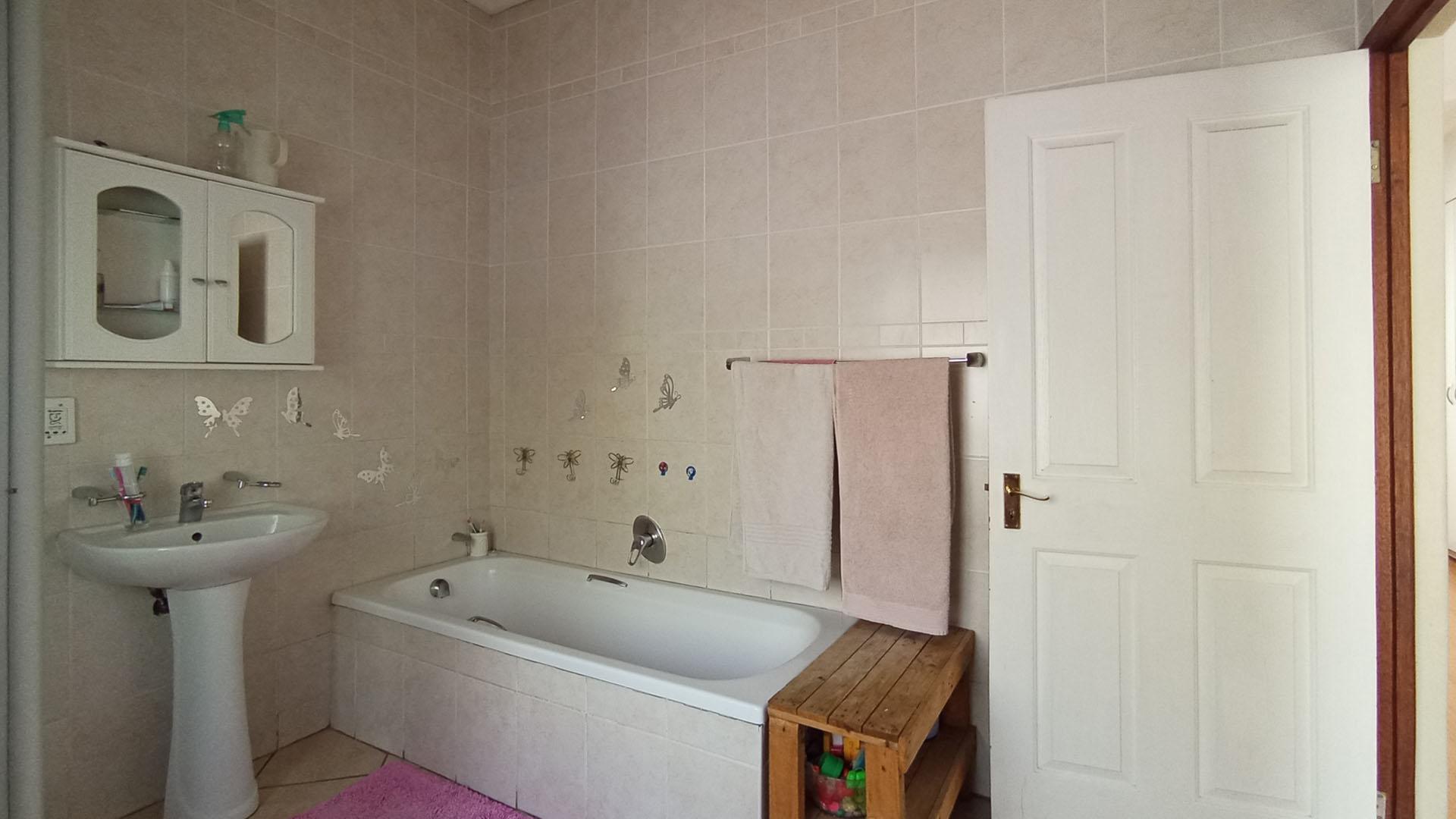 Bathroom 1 - 9 square meters of property in Amberfield