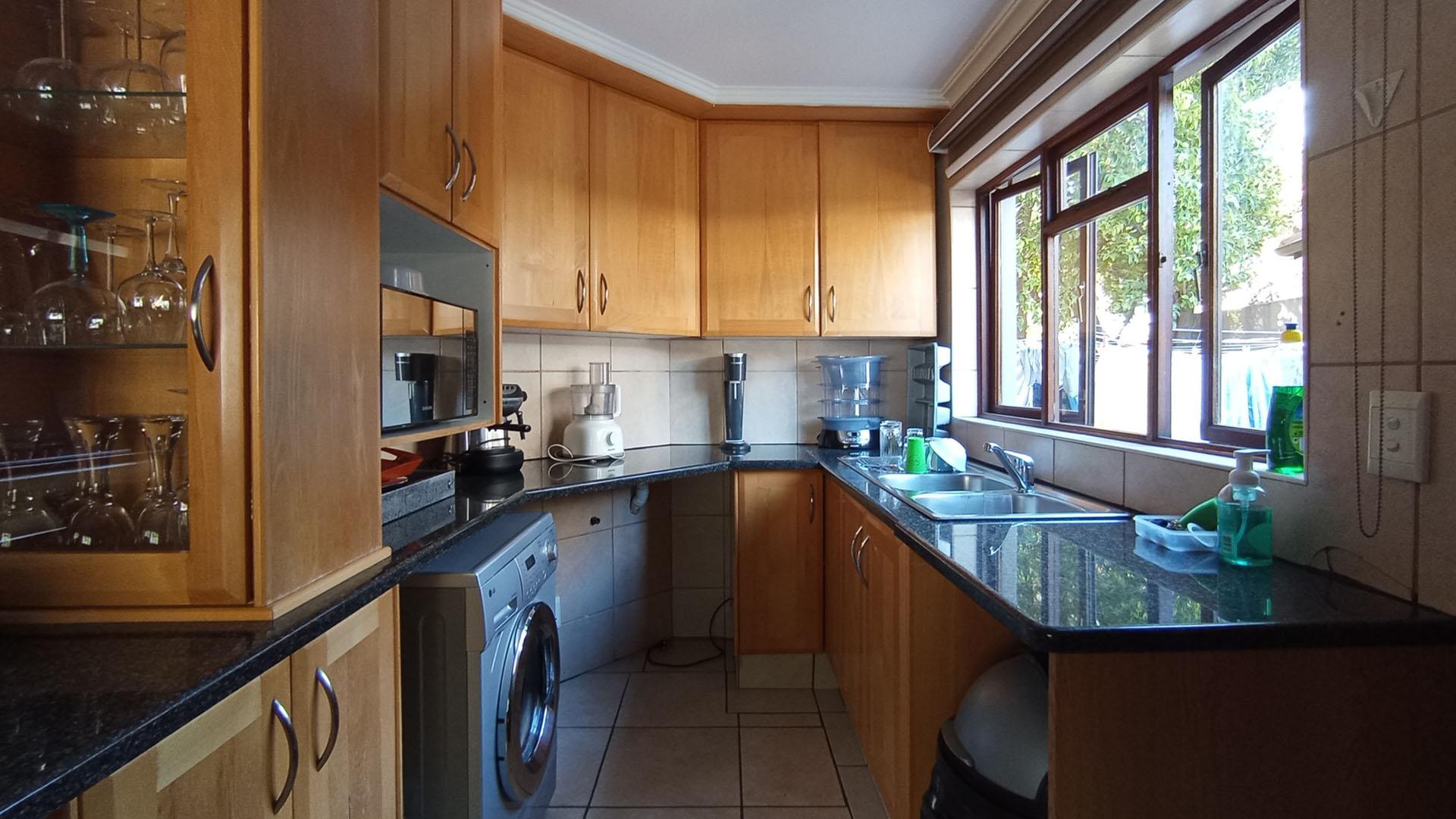 Kitchen - 19 square meters of property in Amberfield