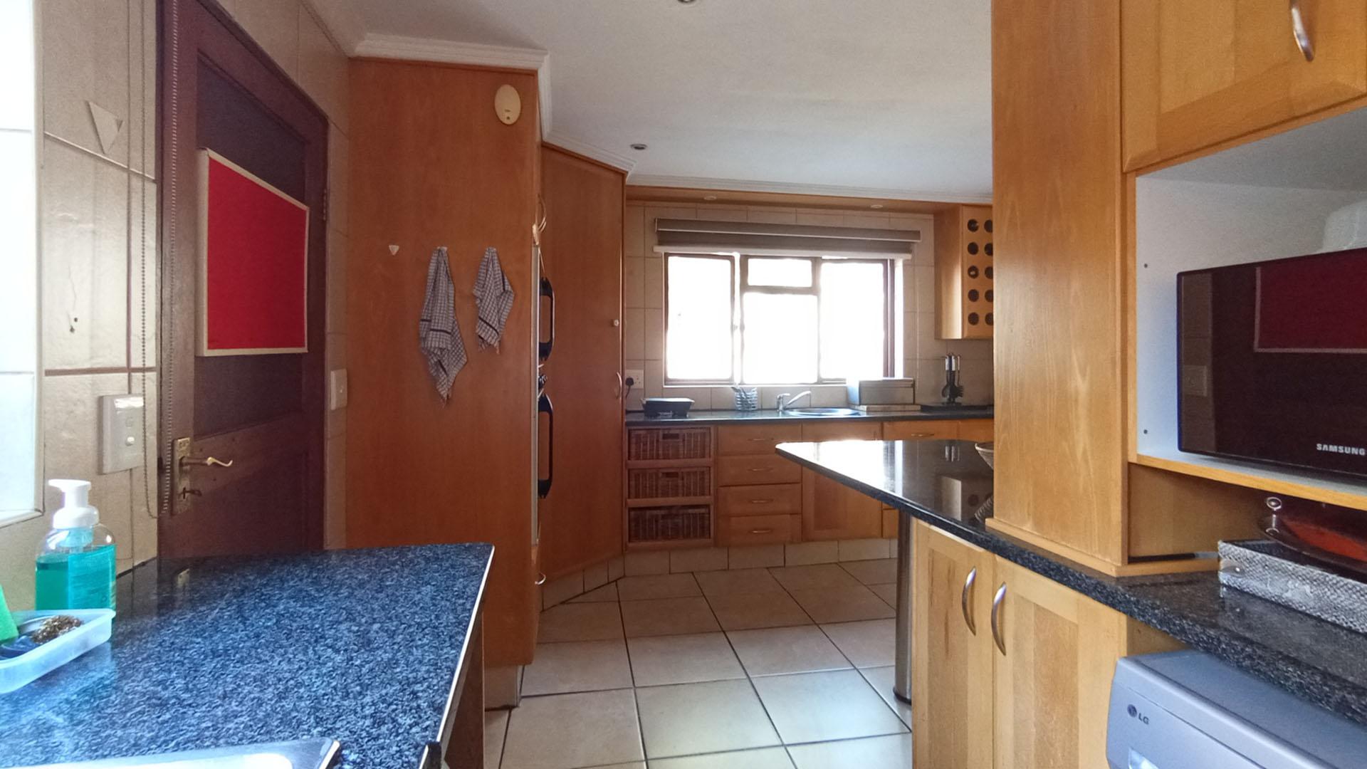 Kitchen - 19 square meters of property in Amberfield