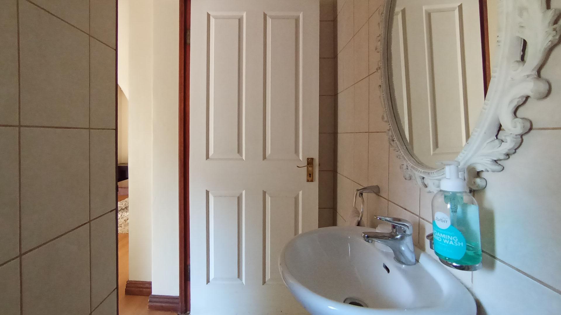 Guest Toilet - 3 square meters of property in Amberfield