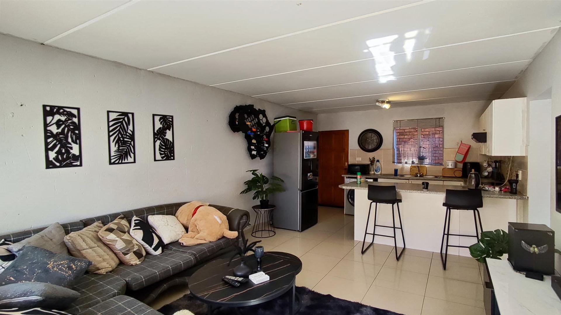 Lounges - 18 square meters of property in Chloorkop
