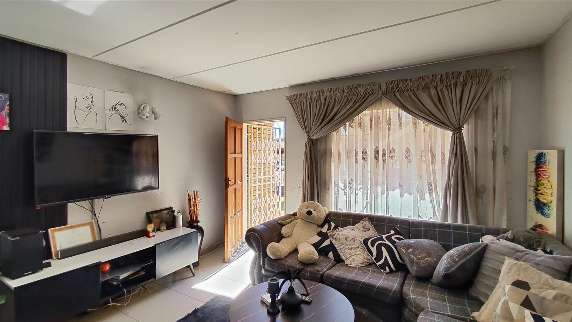 Lounges - 18 square meters of property in Chloorkop