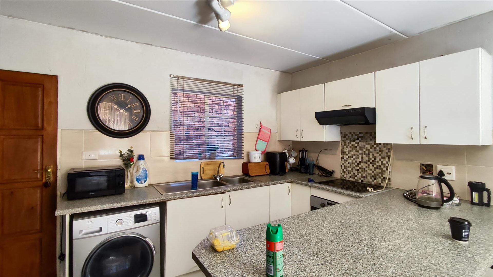 Kitchen - 10 square meters of property in Chloorkop