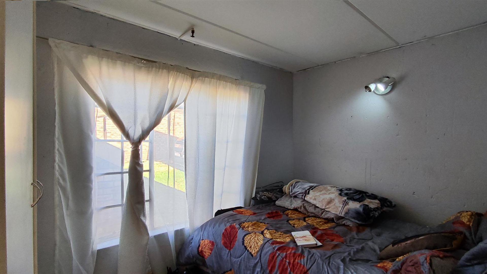 Bed Room 1 - 9 square meters of property in Chloorkop