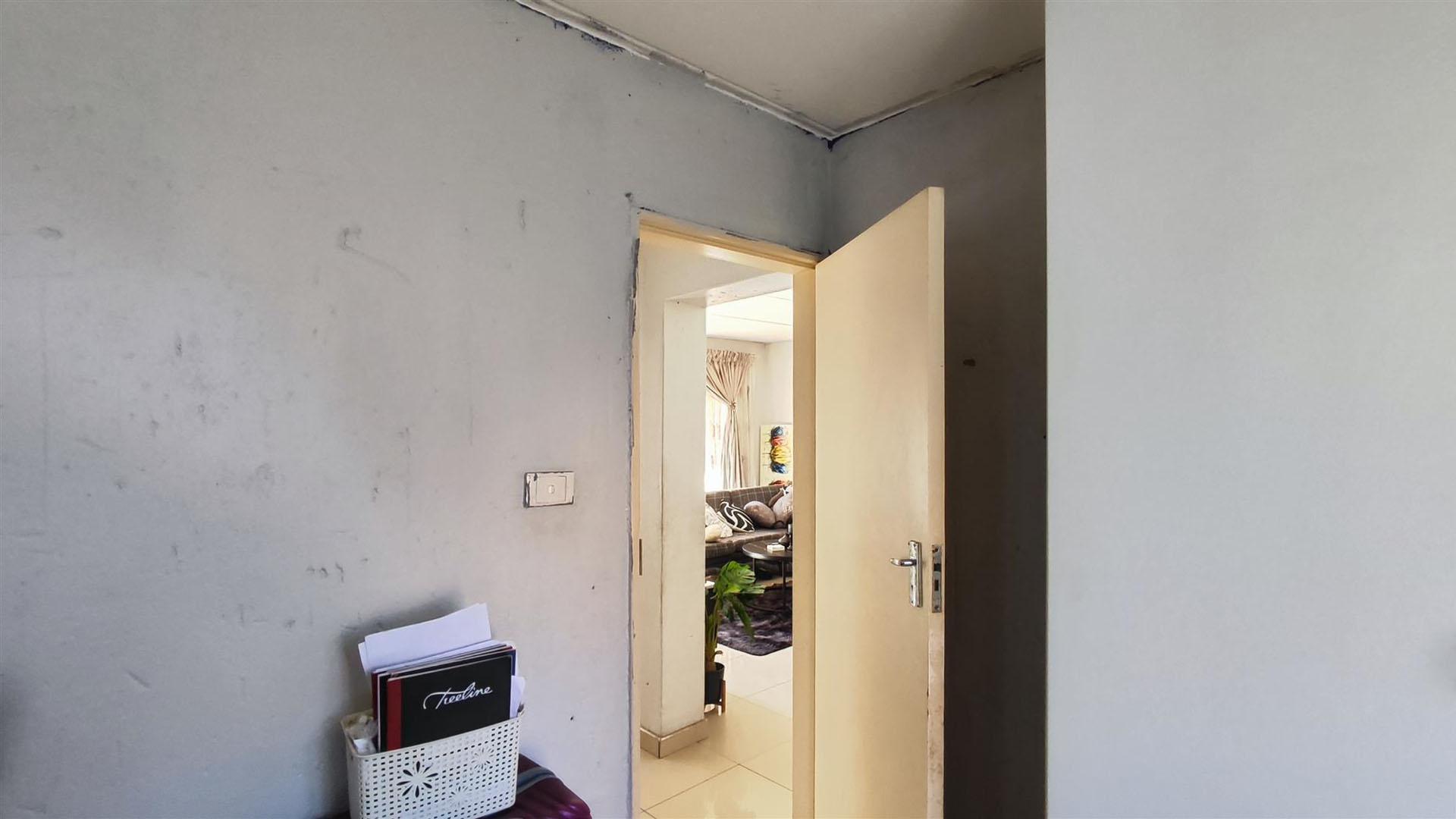 Bed Room 1 - 9 square meters of property in Chloorkop