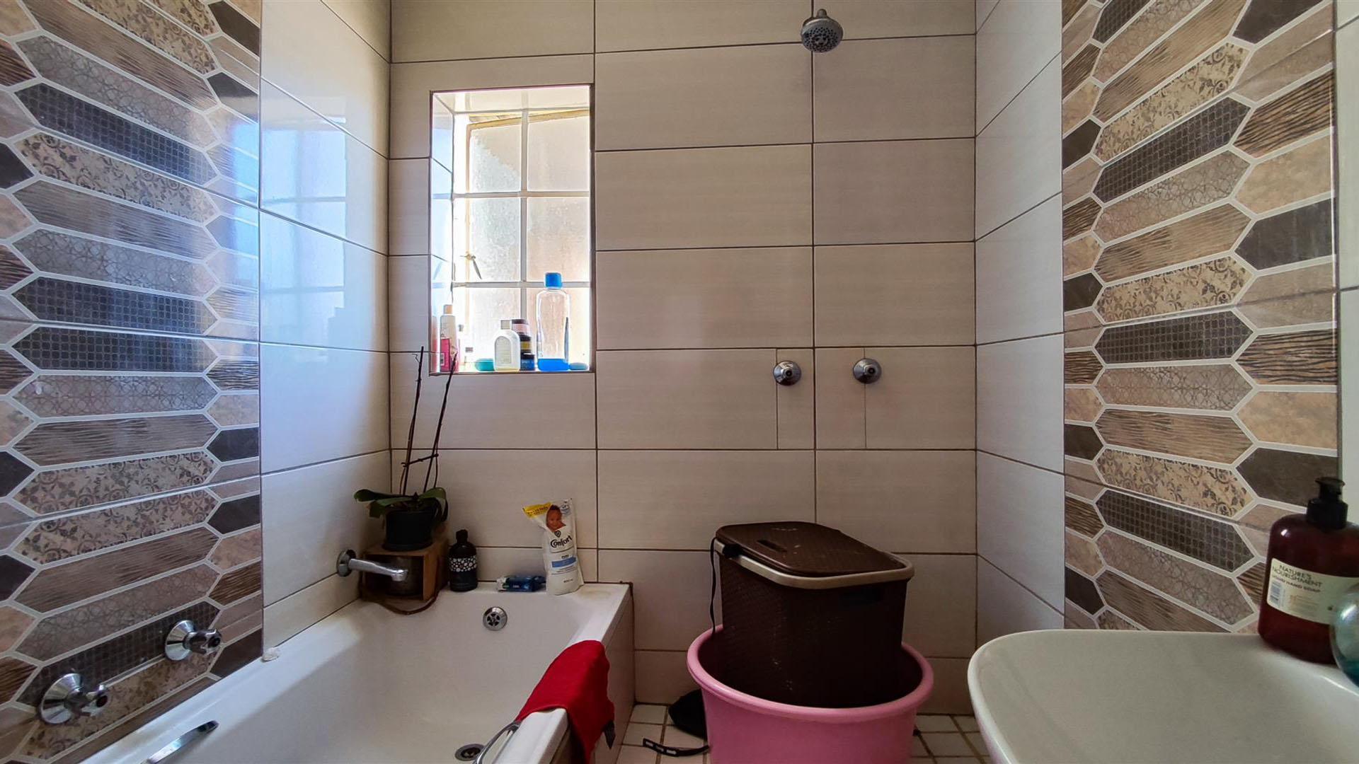 Bathroom 1 - 5 square meters of property in Chloorkop