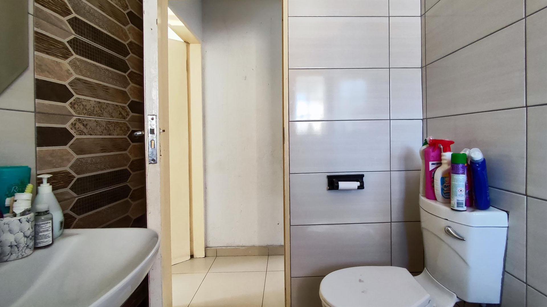 Bathroom 1 - 5 square meters of property in Chloorkop