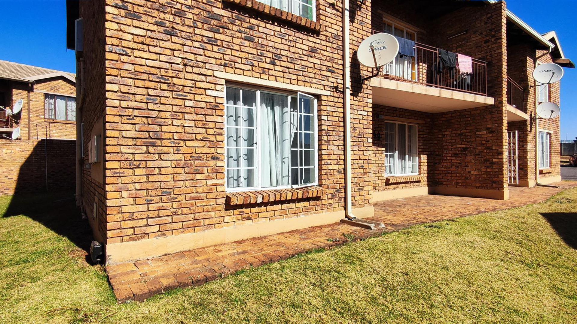 Front View of property in Chloorkop