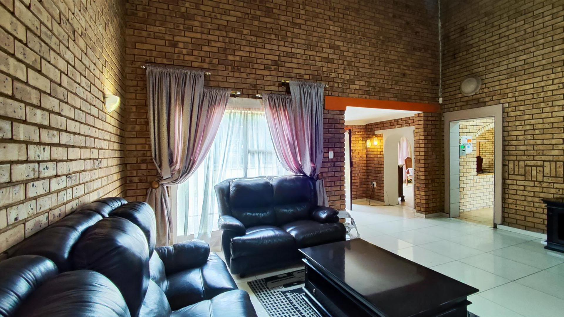 Lounges - 40 square meters of property in Homelands AH