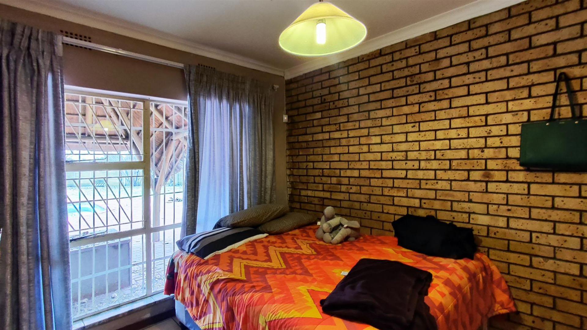 Bed Room 1 - 12 square meters of property in Homelands AH