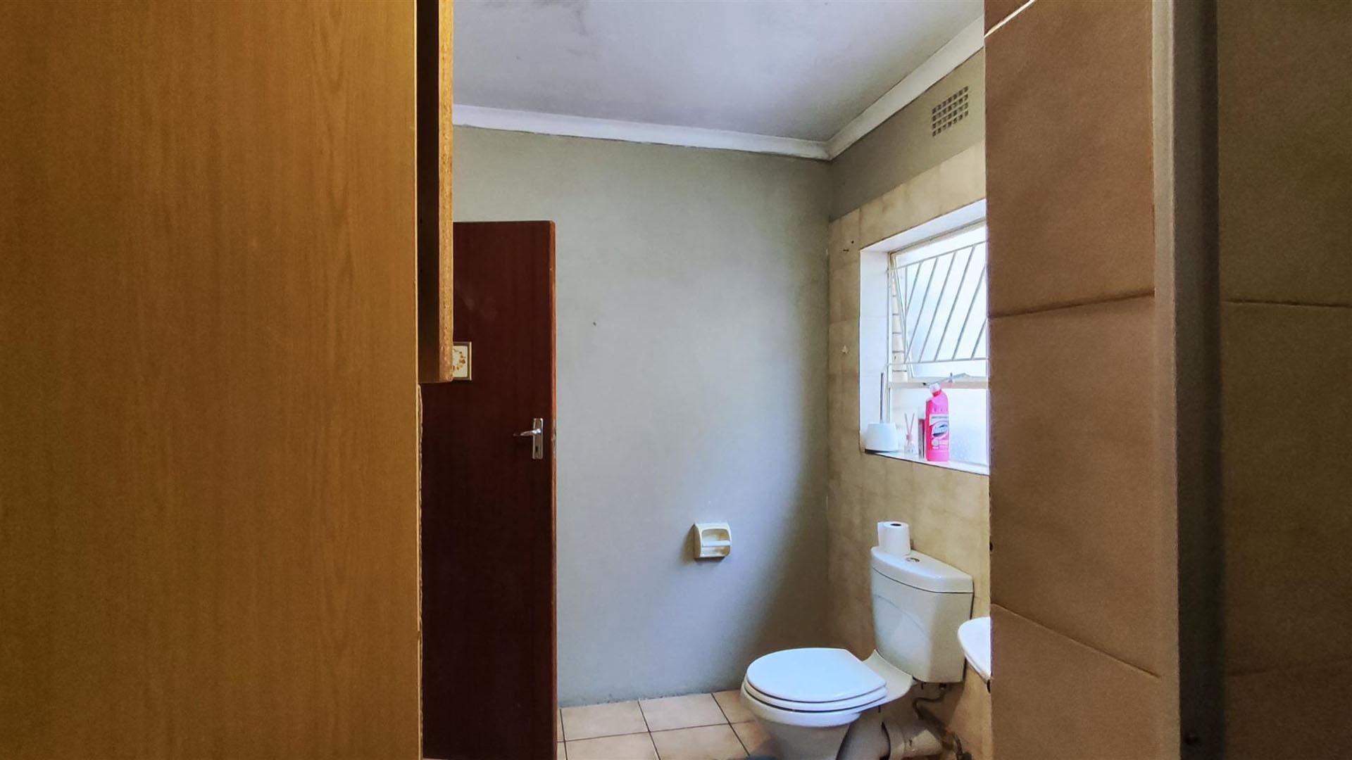 Bathroom 1 - 9 square meters of property in Homelands AH