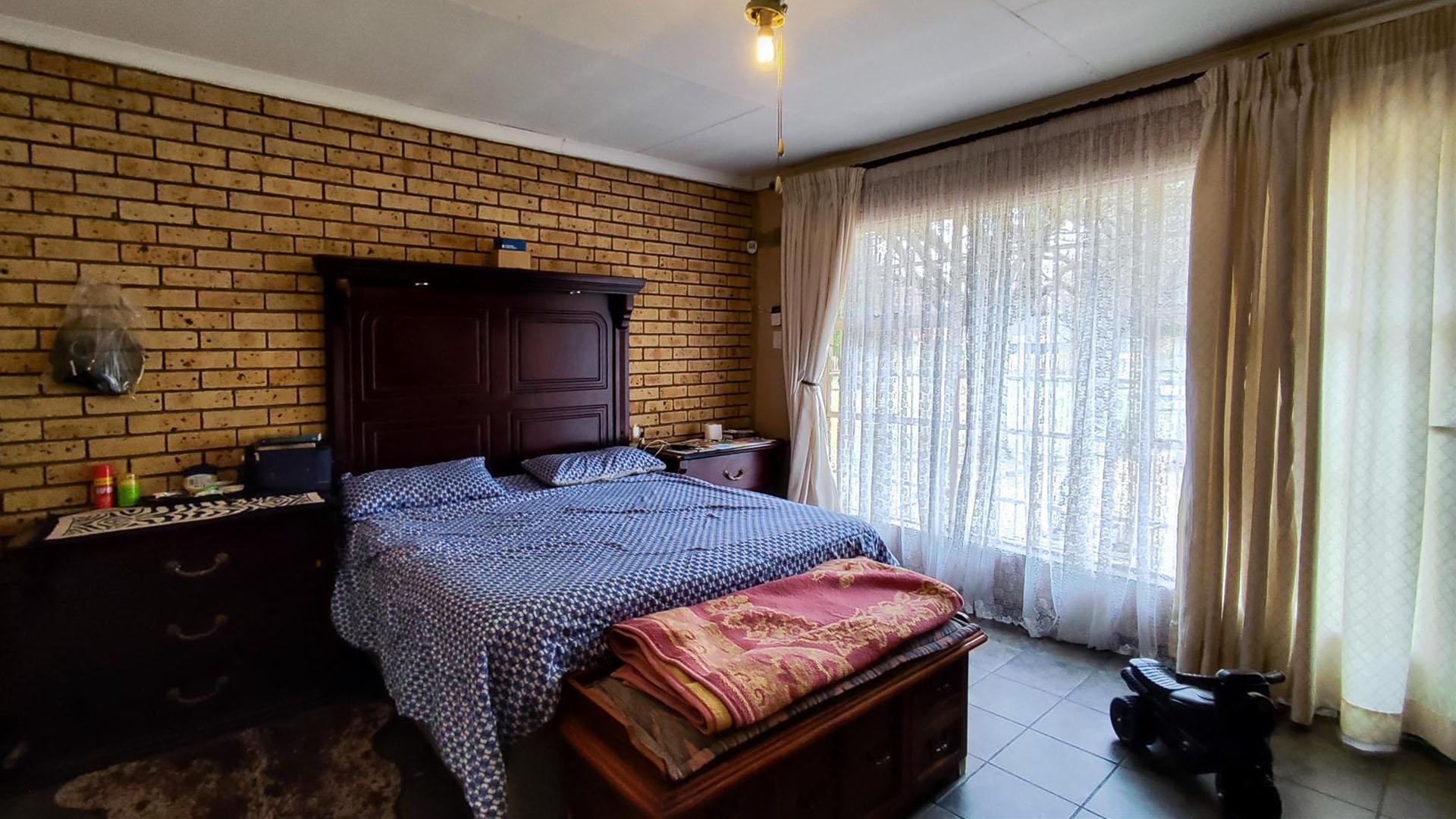 Main Bedroom - 22 square meters of property in Homelands AH
