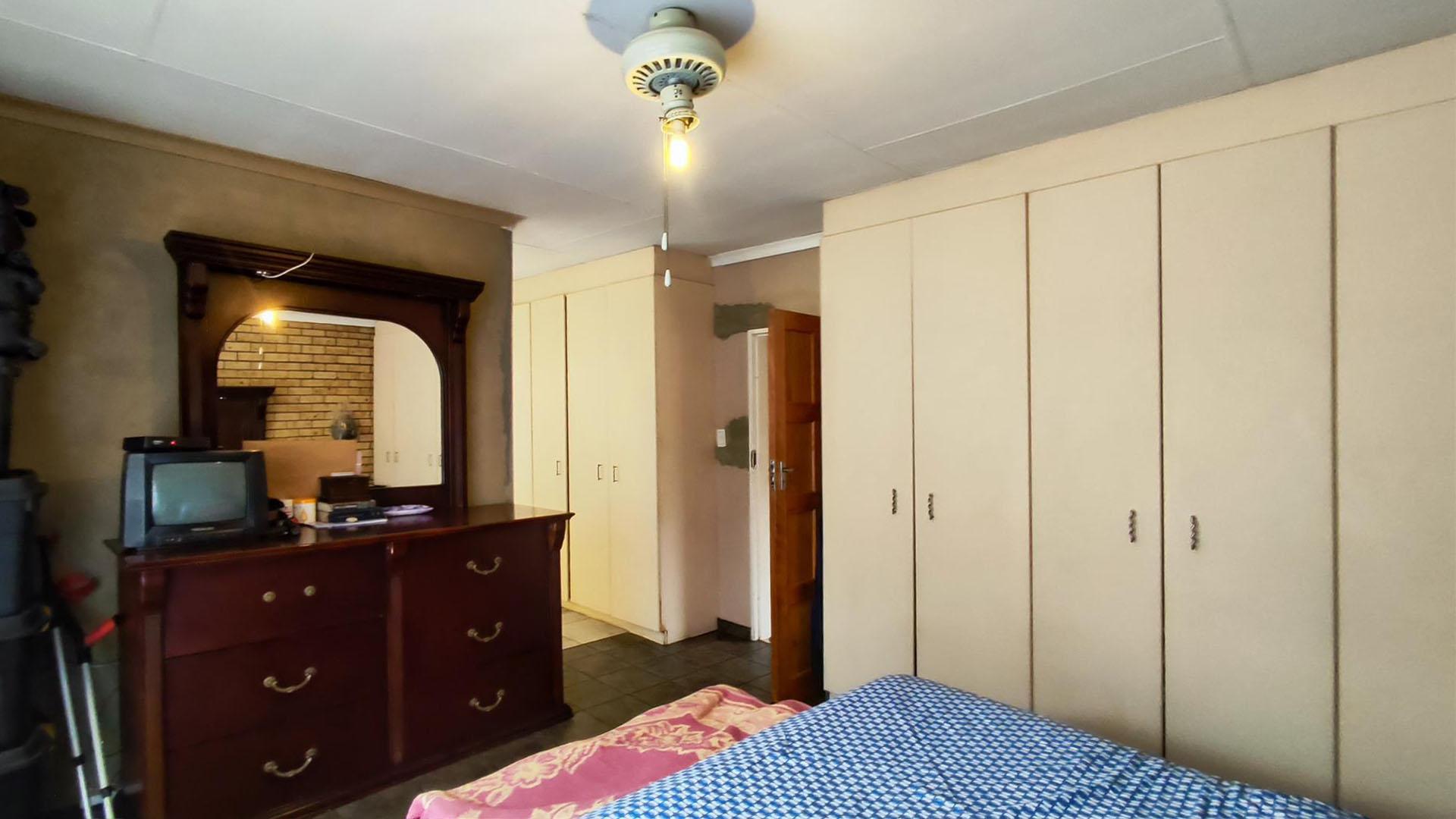 Main Bedroom - 22 square meters of property in Homelands AH