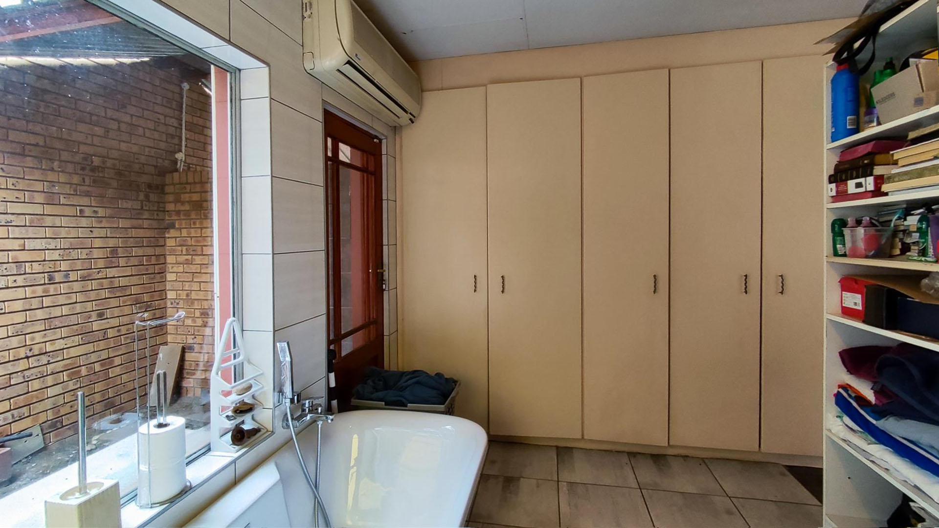 Main Bathroom - 11 square meters of property in Homelands AH