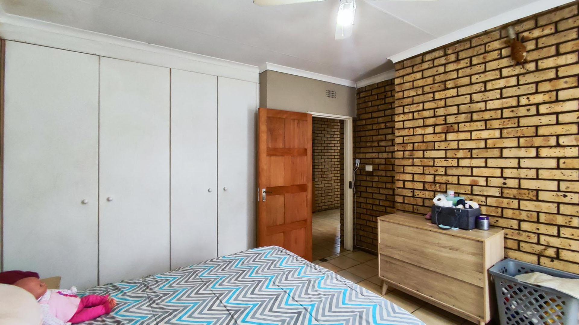 Bed Room 2 - 20 square meters of property in Homelands AH