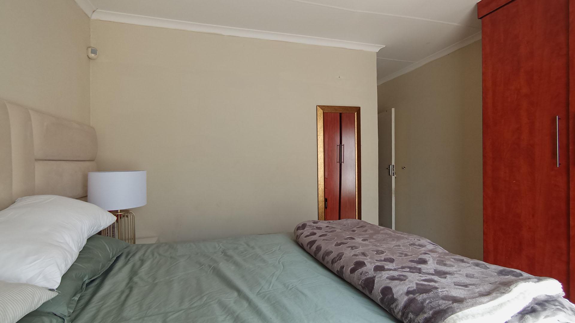 Main Bedroom - 15 square meters of property in Kirkney