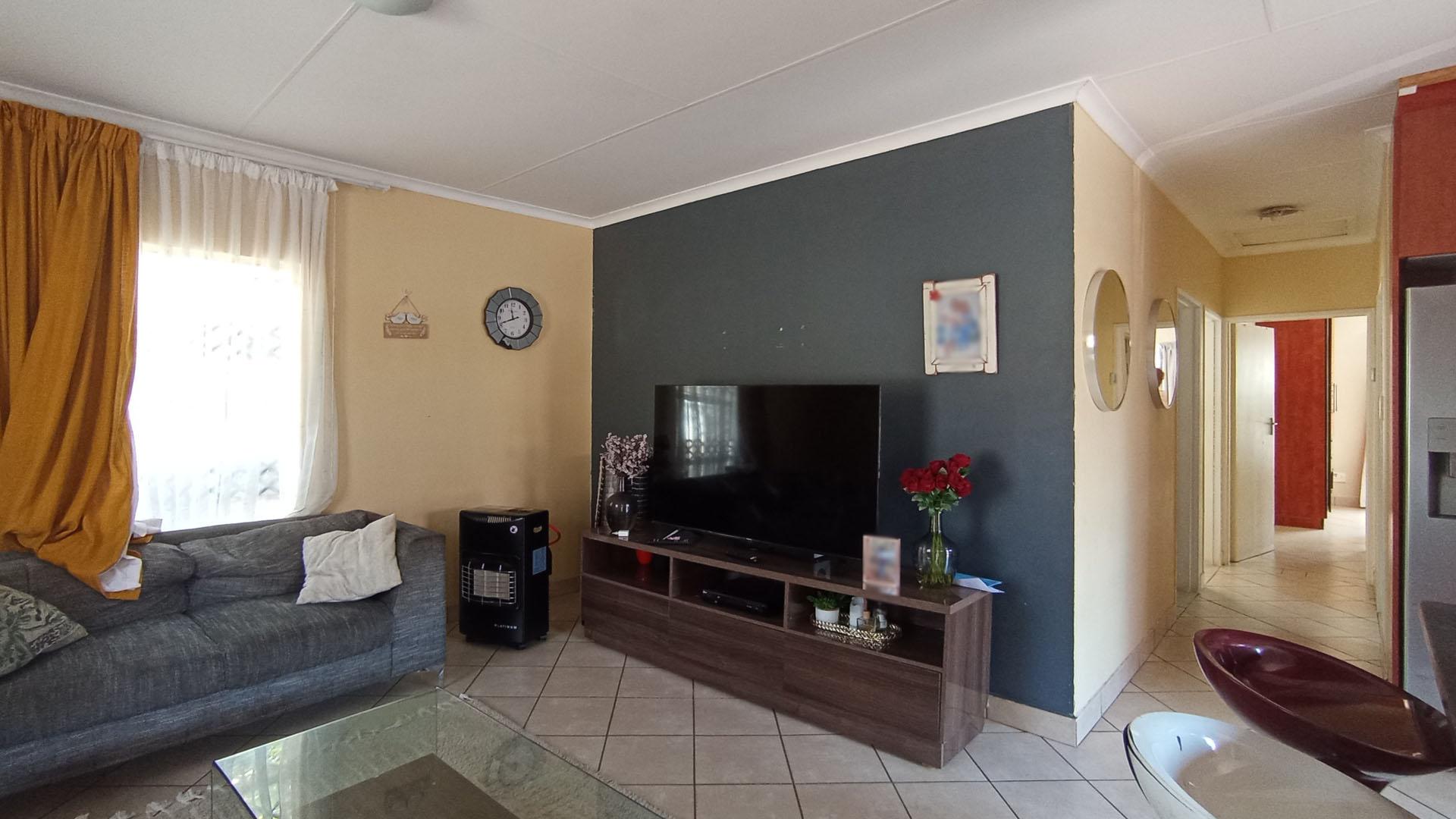 Lounges - 20 square meters of property in Kirkney