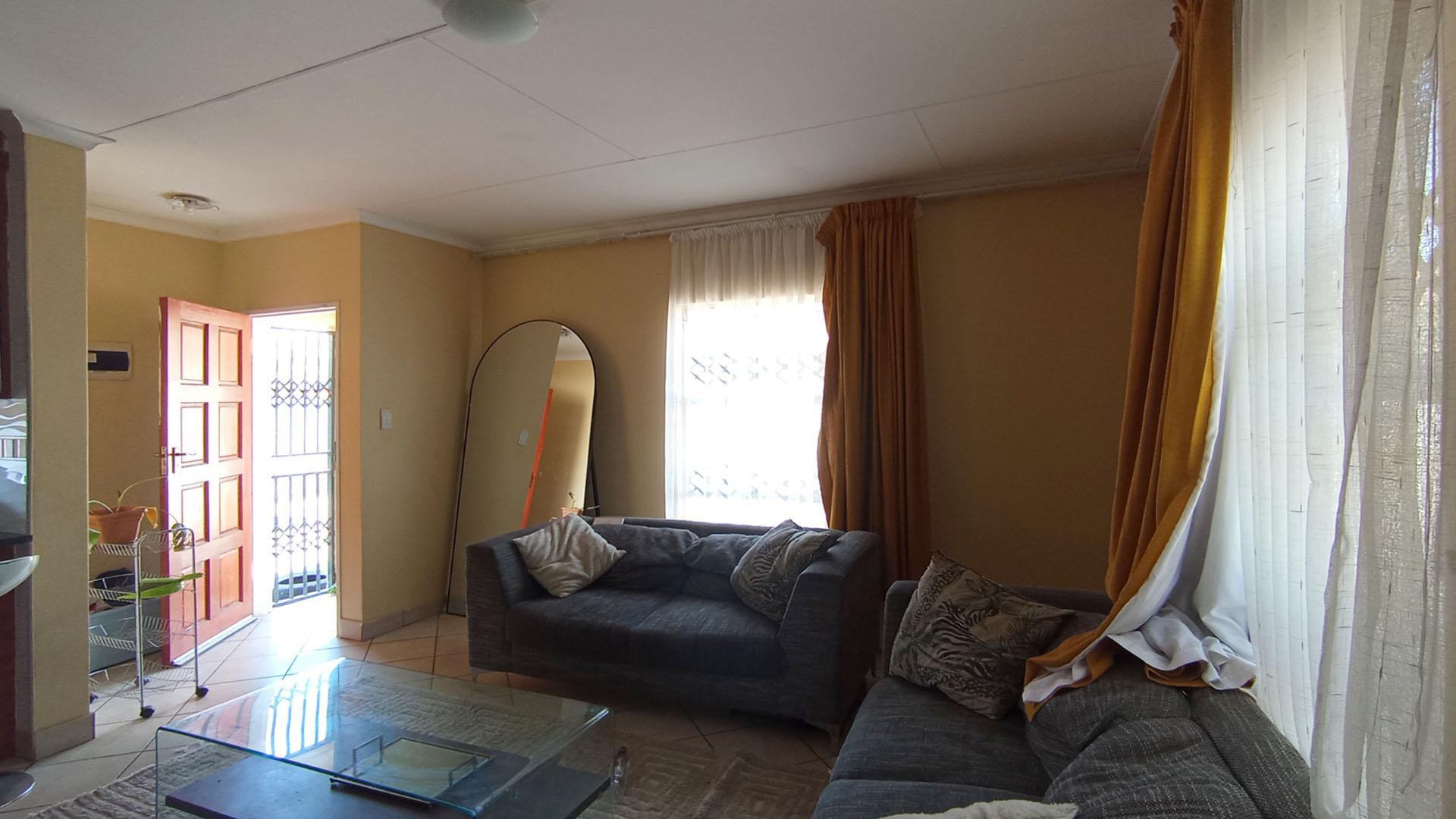 Lounges - 20 square meters of property in Kirkney