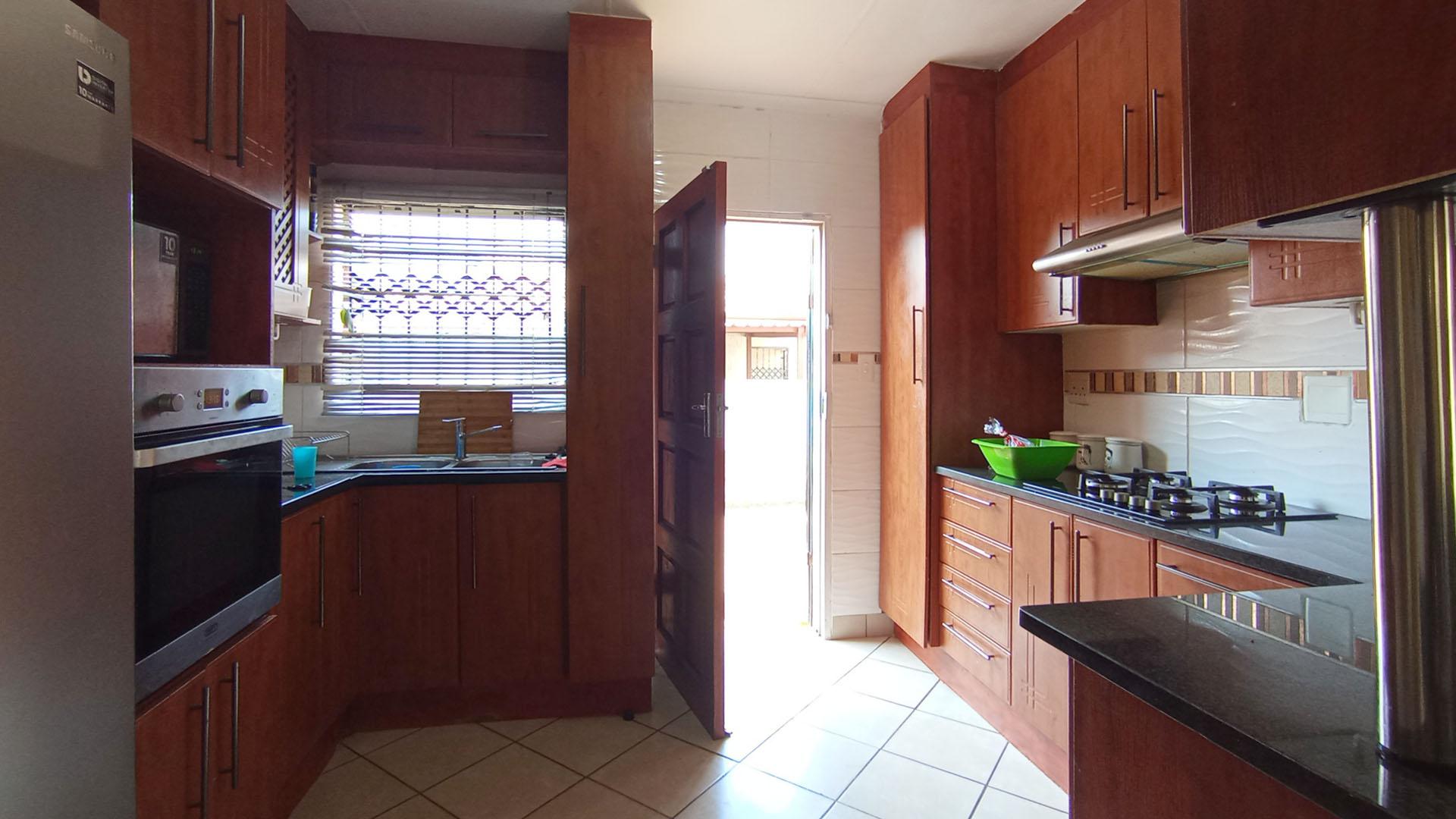 Kitchen - 11 square meters of property in Kirkney