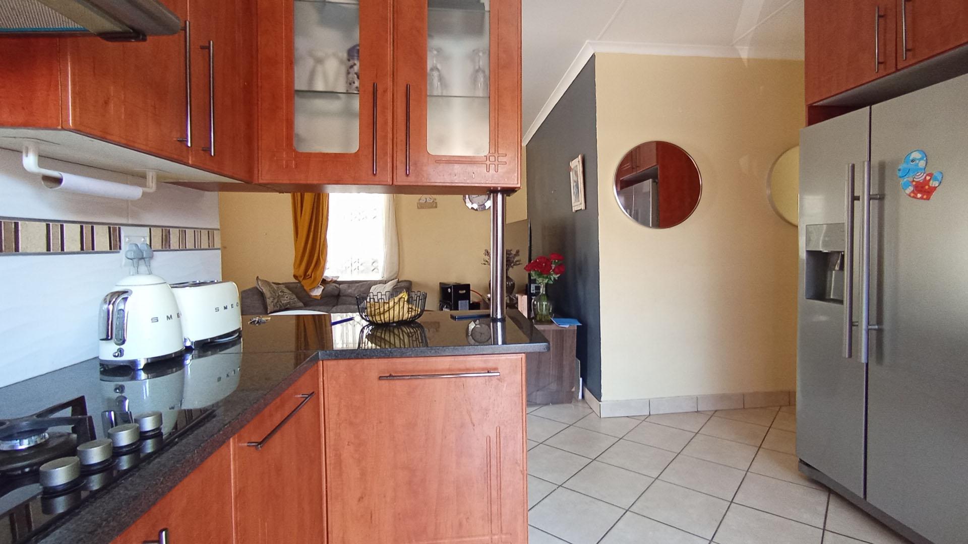 Kitchen - 11 square meters of property in Kirkney