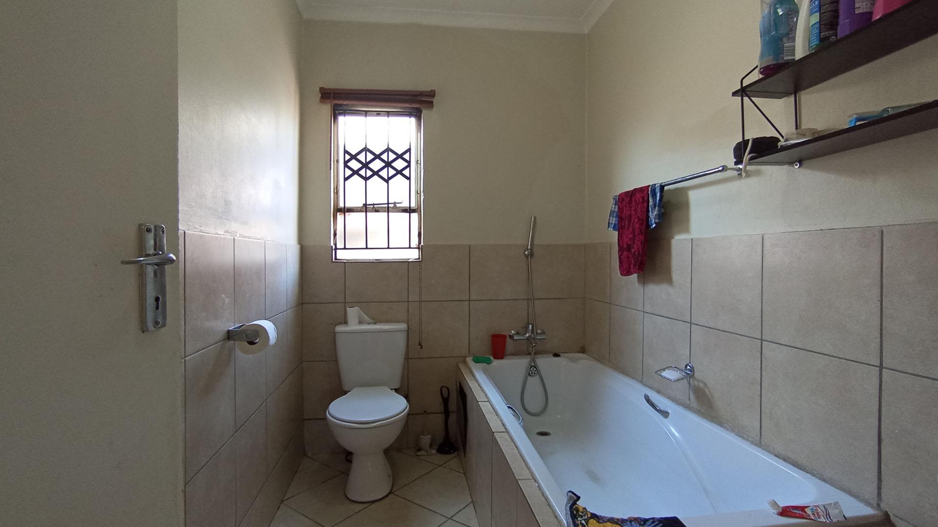 Bathroom 1 - 5 square meters of property in Kirkney