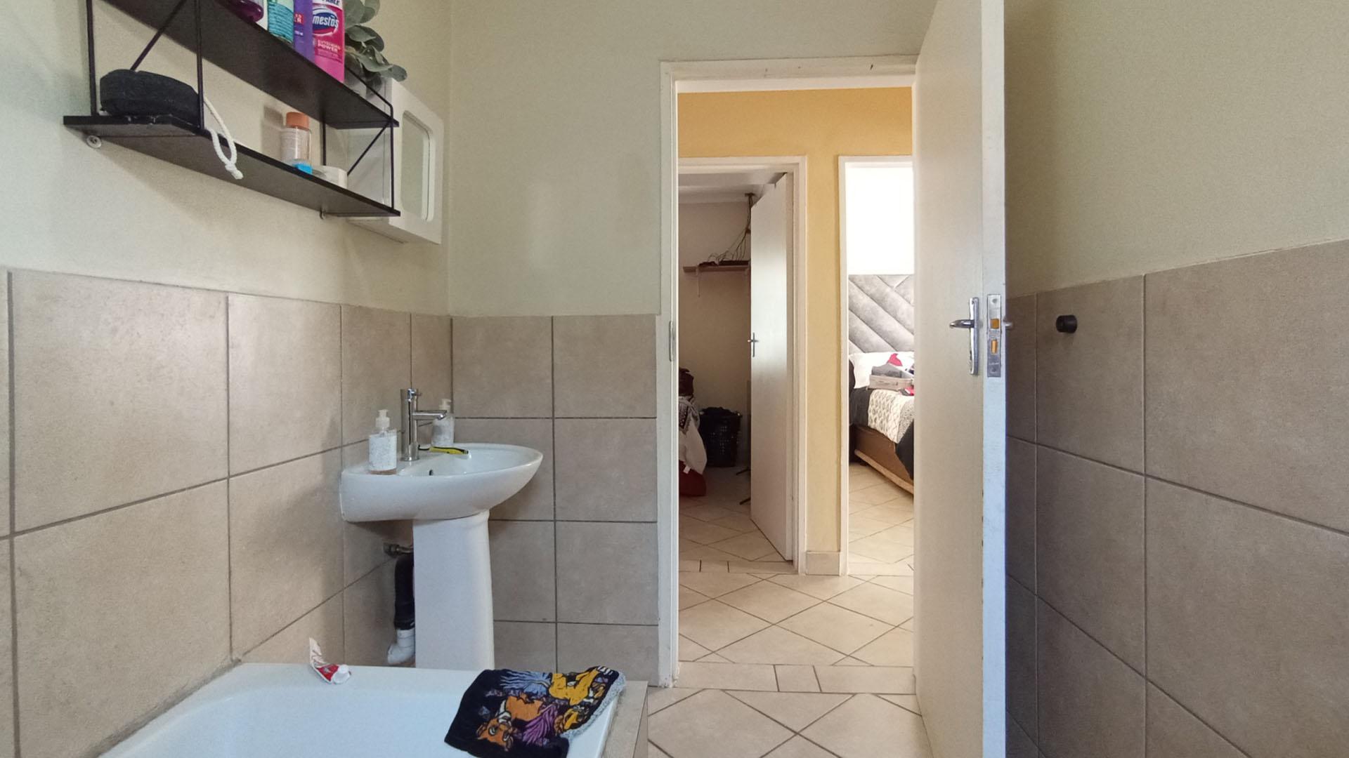 Bathroom 1 - 5 square meters of property in Kirkney