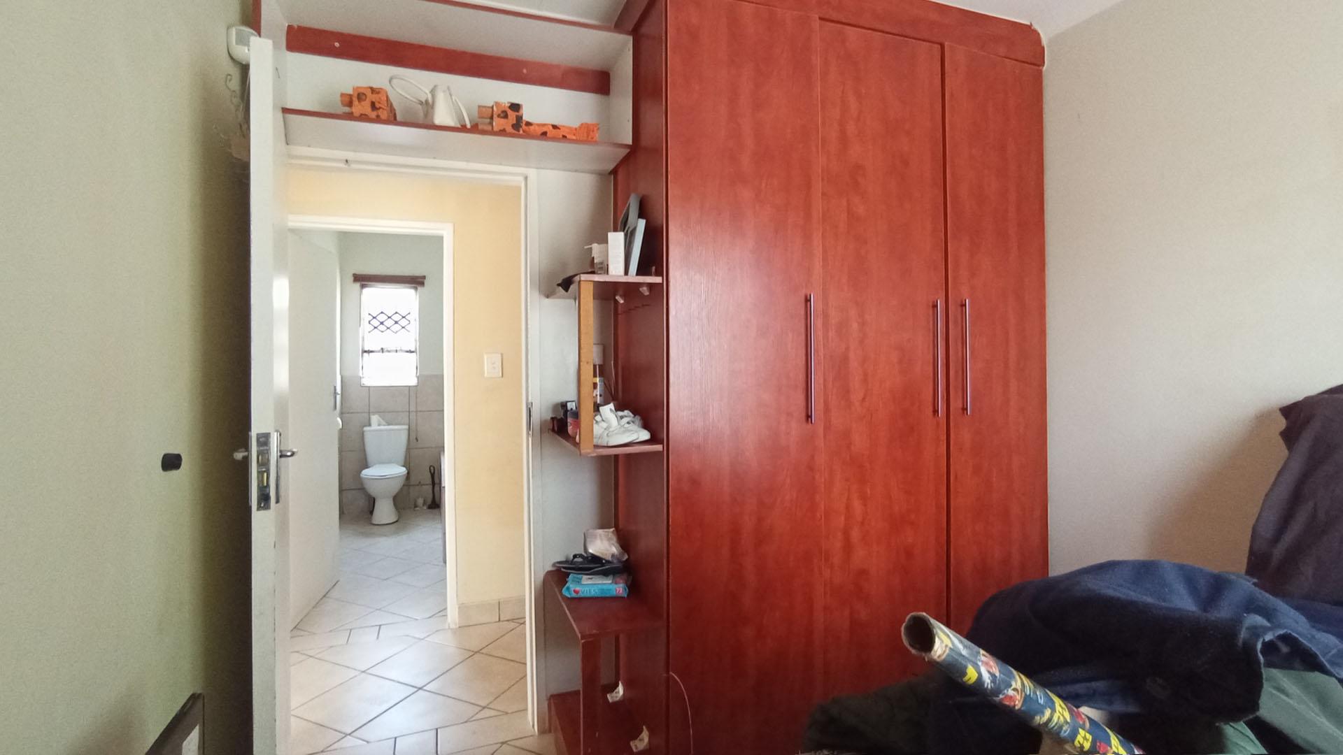 Bed Room 1 - 10 square meters of property in Kirkney