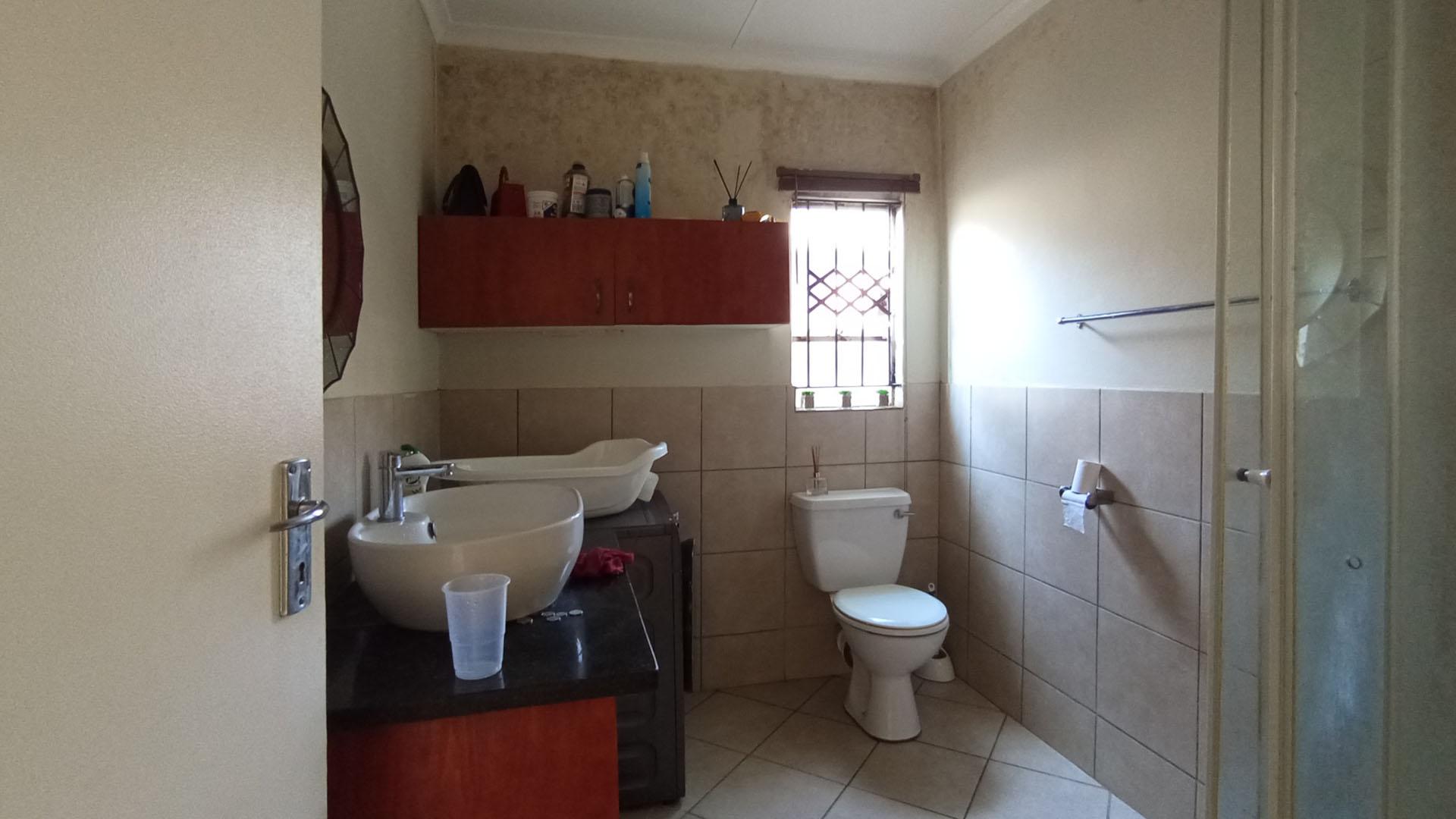 Main Bathroom - 7 square meters of property in Kirkney