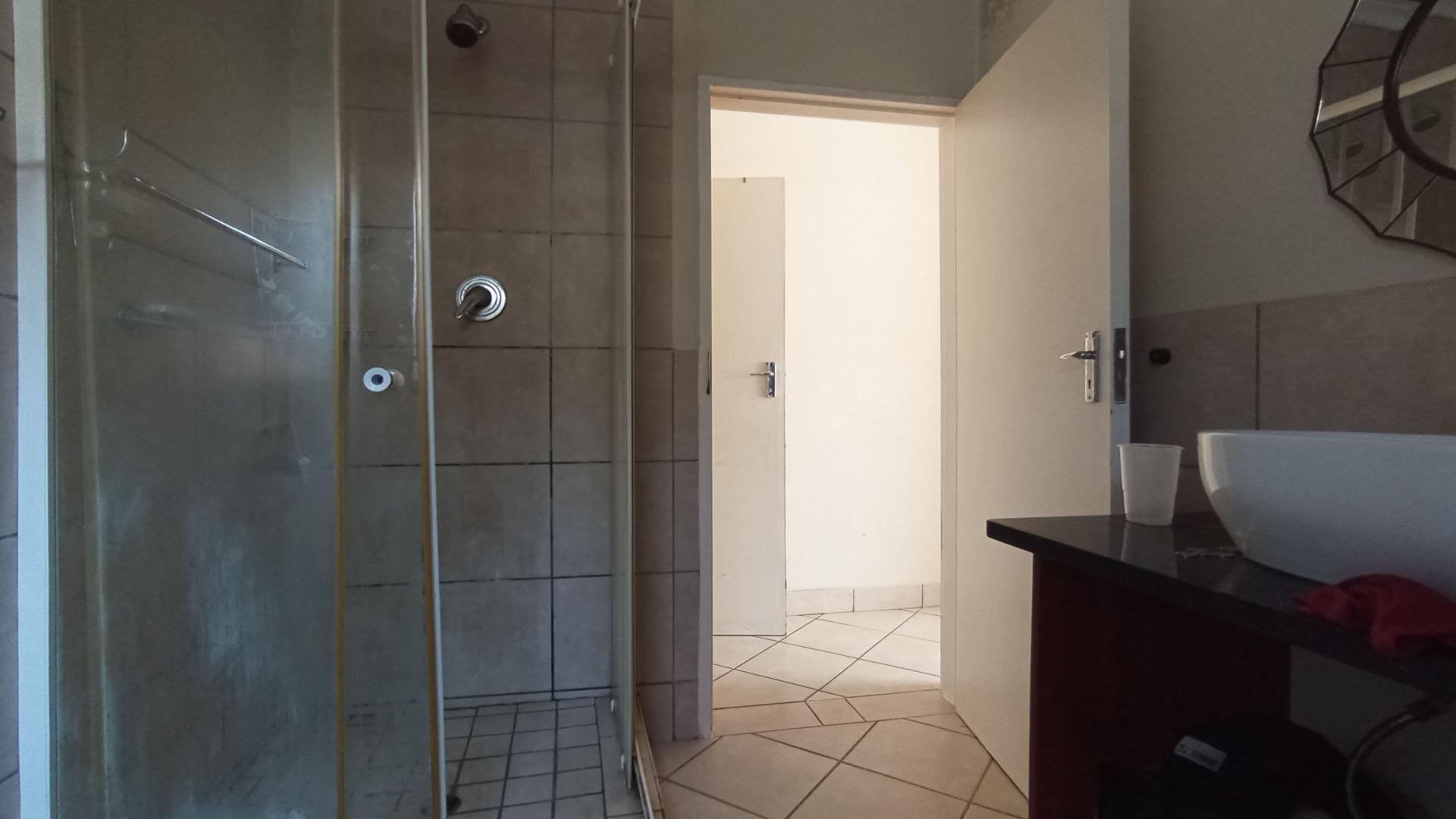 Main Bathroom - 7 square meters of property in Kirkney