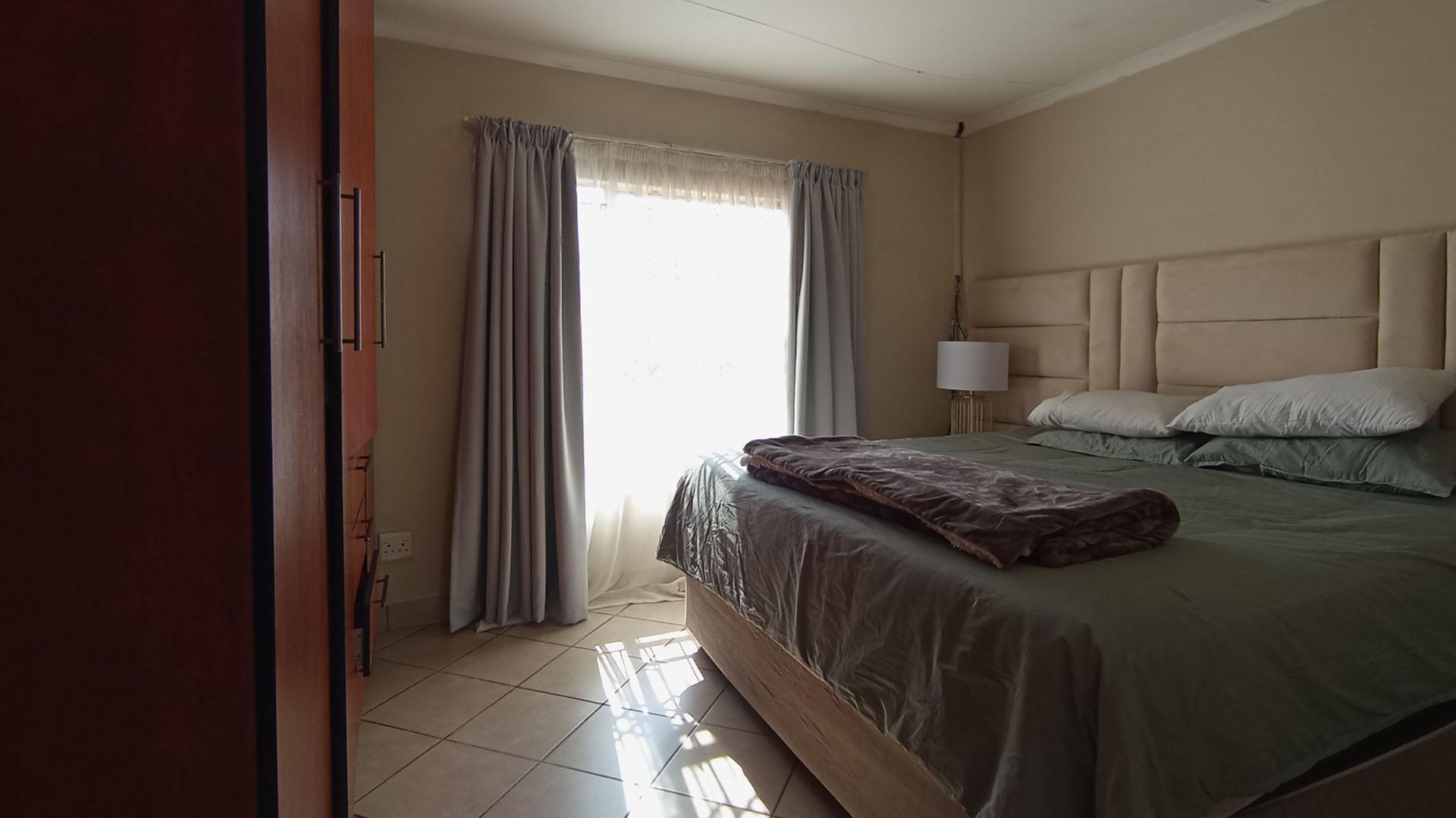 Main Bedroom - 15 square meters of property in Kirkney