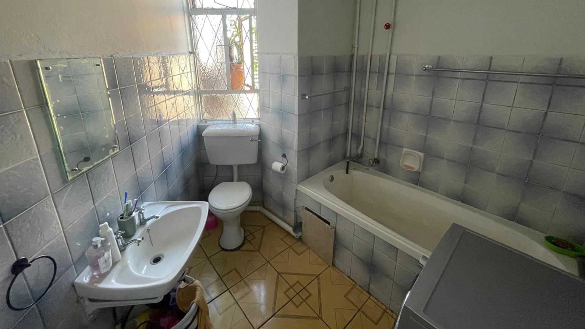 Bathroom 1 of property in Johannesburg Central
