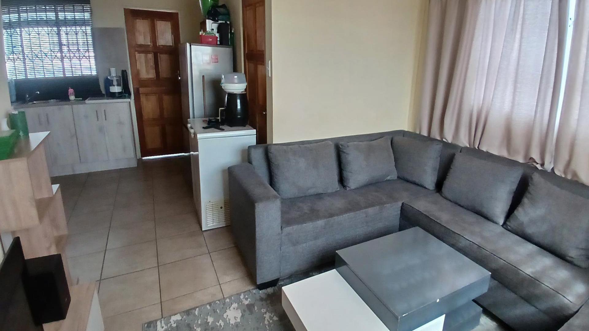 Lounges of property in Freedom Park