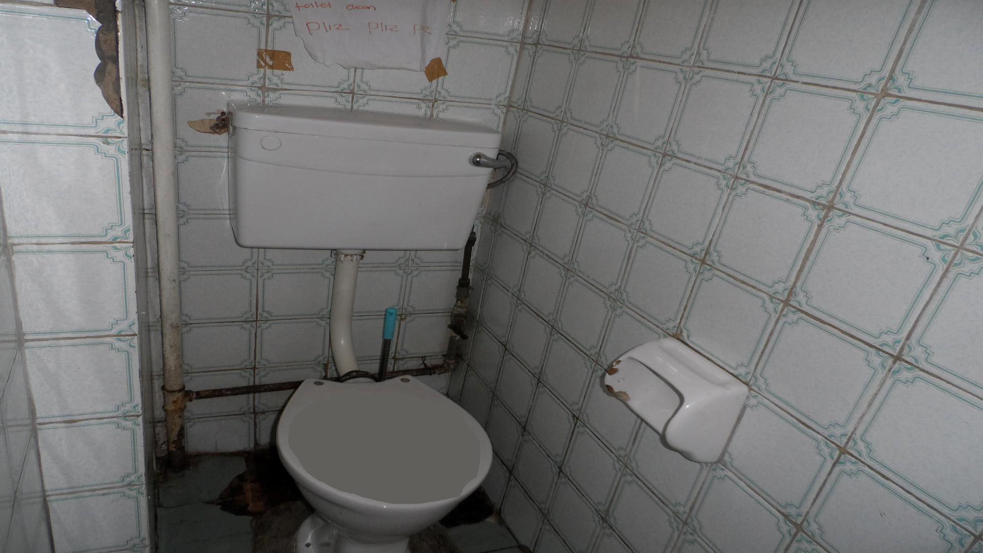 Bathroom 1 of property in Hillbrow