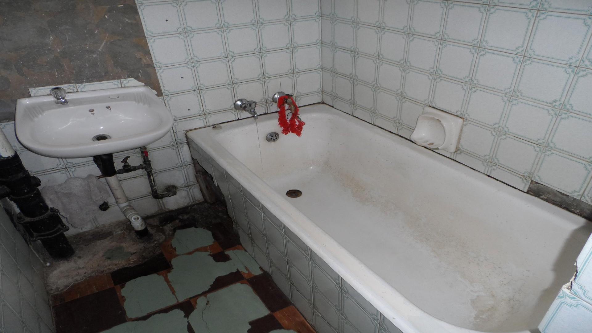 Bathroom 2 of property in Hillbrow