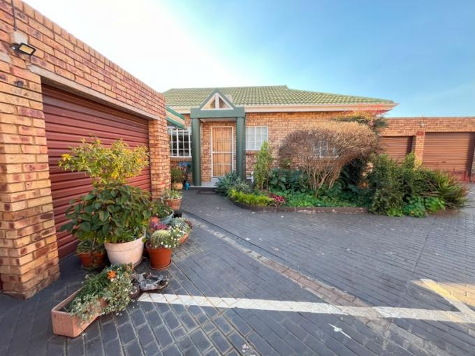 3 Bedroom Simplex for Sale For Sale in Die Hoewes - MR683217