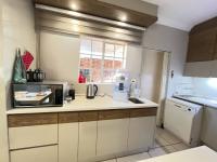  of property in Die Hoewes