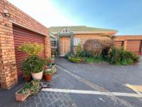  of property in Die Hoewes