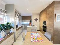  of property in Die Hoewes