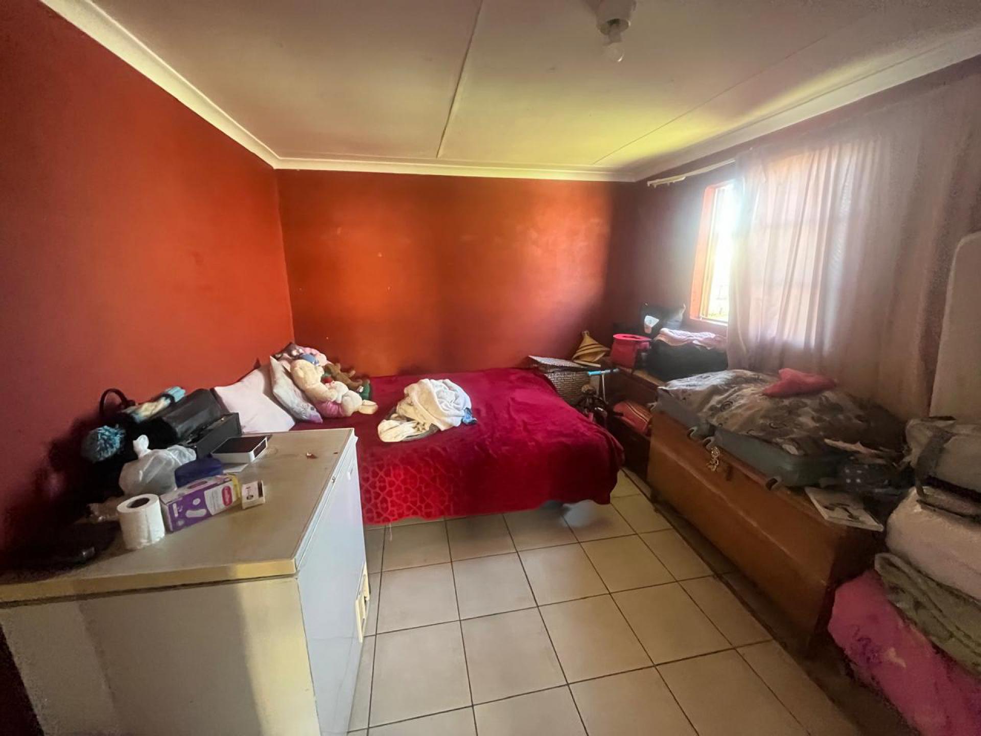 Bed Room 1 of property in KwaZakhele