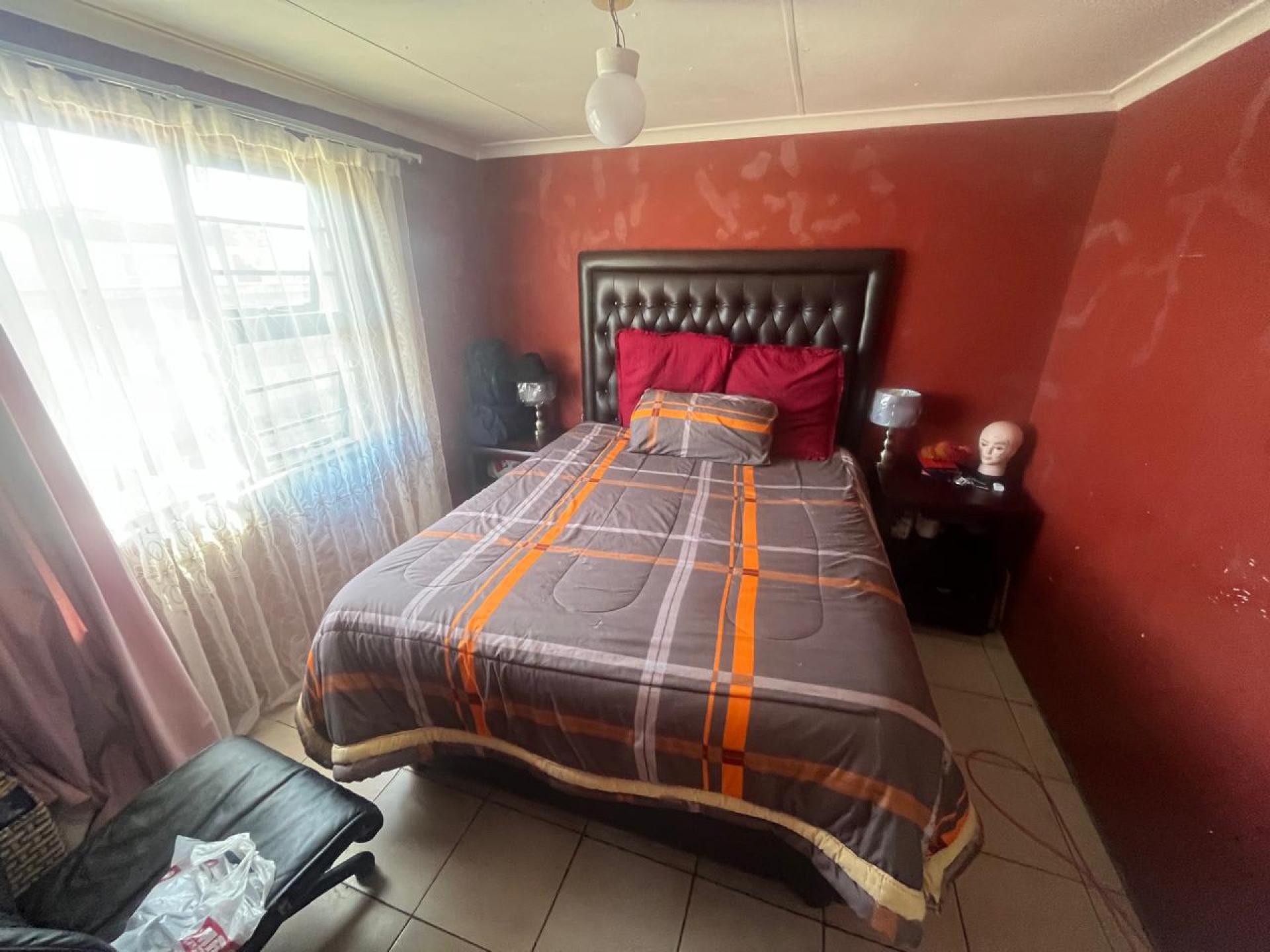 Bed Room 2 of property in KwaZakhele