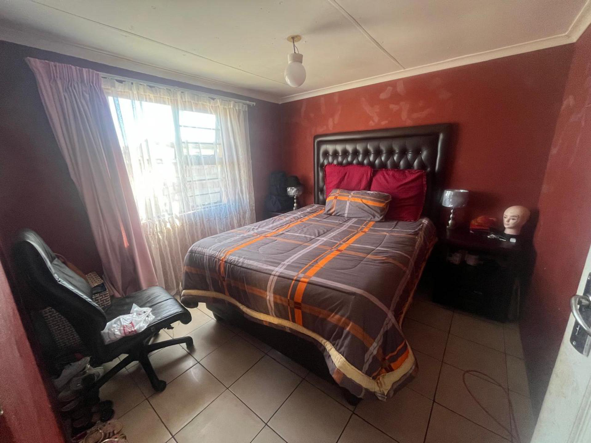 Bed Room 2 of property in KwaZakhele