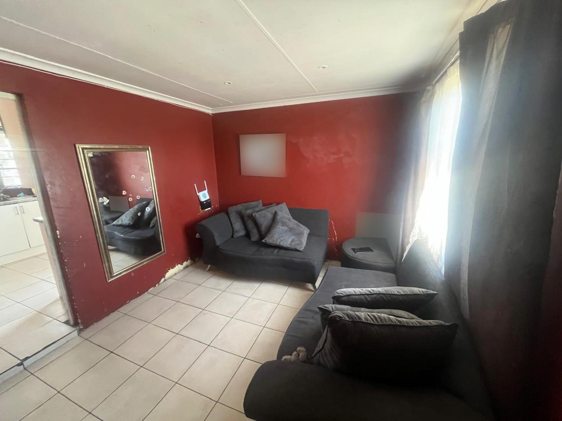 Lounges of property in Ibhayi (Zwide)